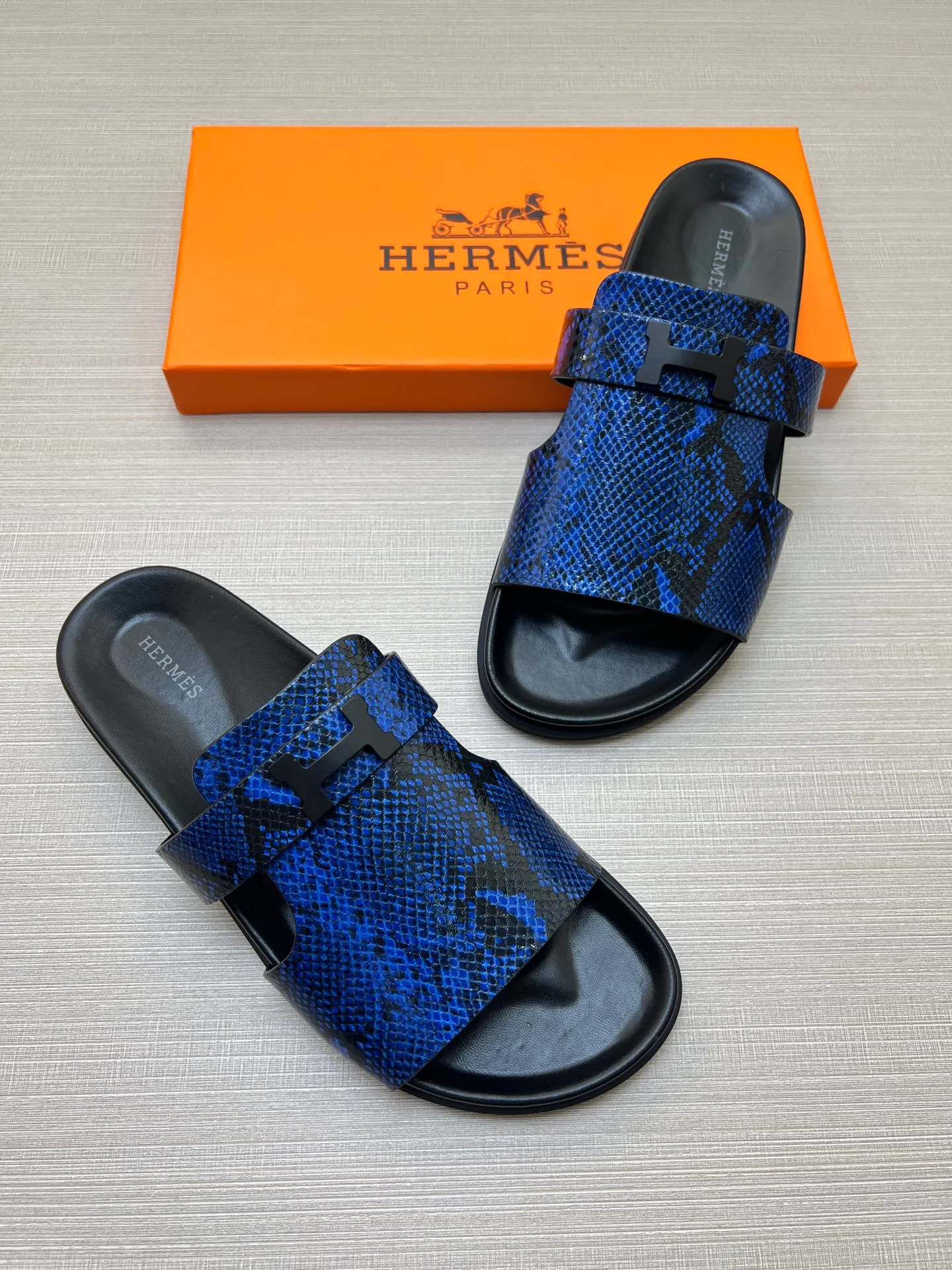 [H Family Hermès] P: 360💰 Size: 38-45 Hermes Men’s Kazimir Slippers - 2025 Summer New Hermès Same as the original version, with colored cowhide surface + rubber combined sole, handmade by master-level craftsmen! ❥High-end customization, exclusive products, the highest version in the industry.